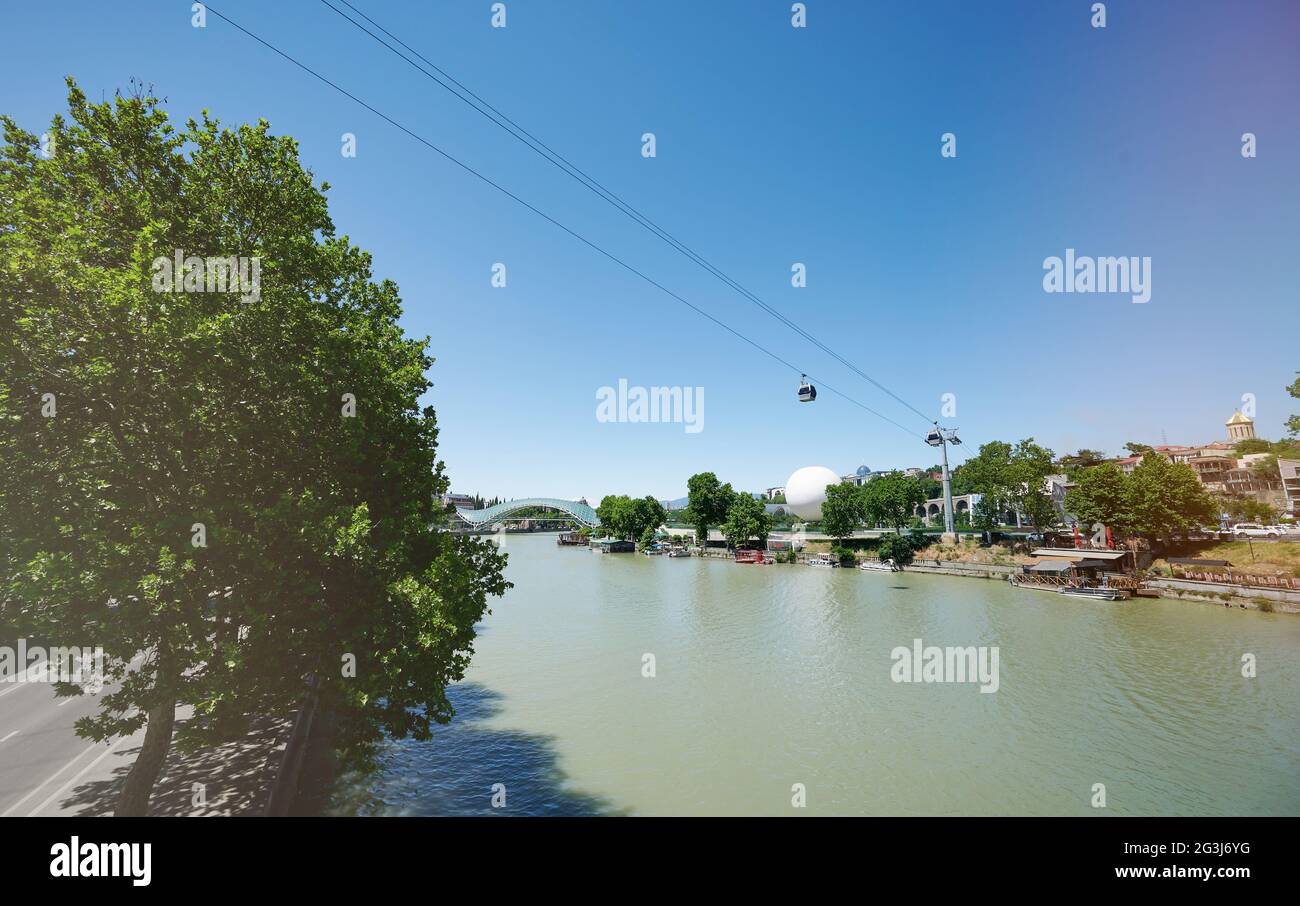 Rike Park am Fluss Kura in Tiflis Stadt an hellen sonnigen Tag Stockfoto