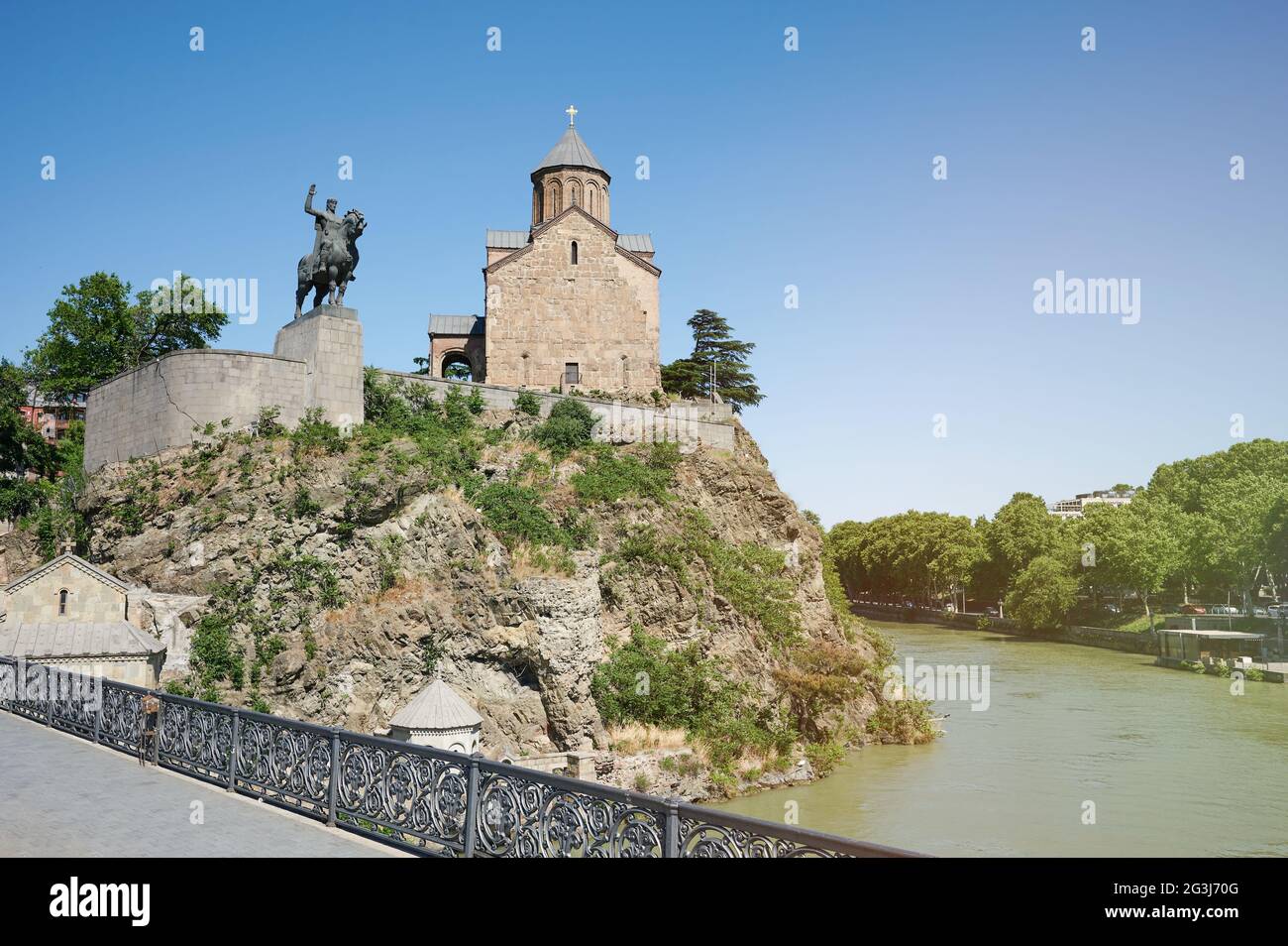 Tempel im Zentrum von Tiflis mit Statue auf Klippe Fluss Stockfoto