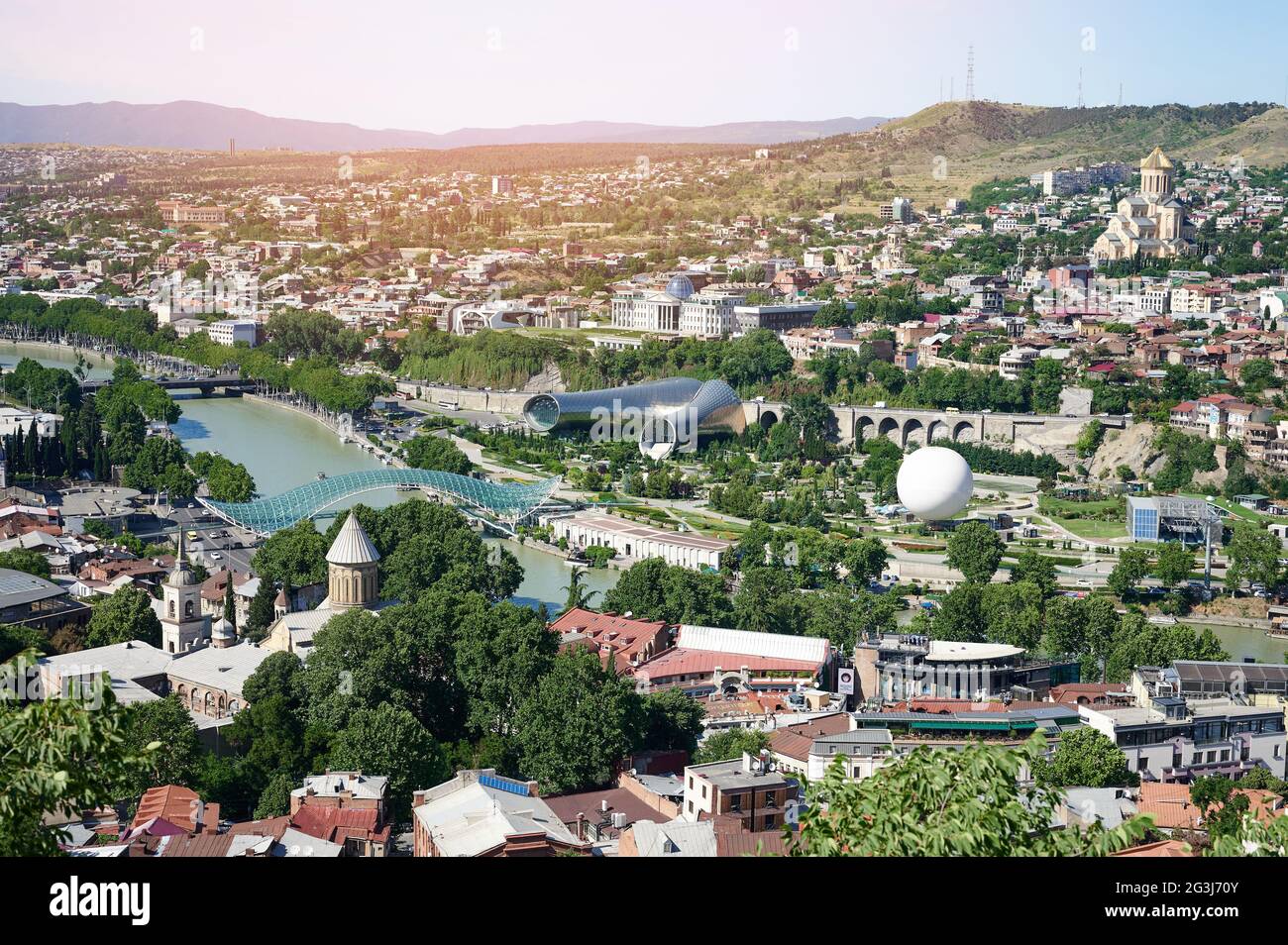 Tiflis Zentrum Stadt auf hellen sonnigen Tag Luftaufnahme Stockfoto