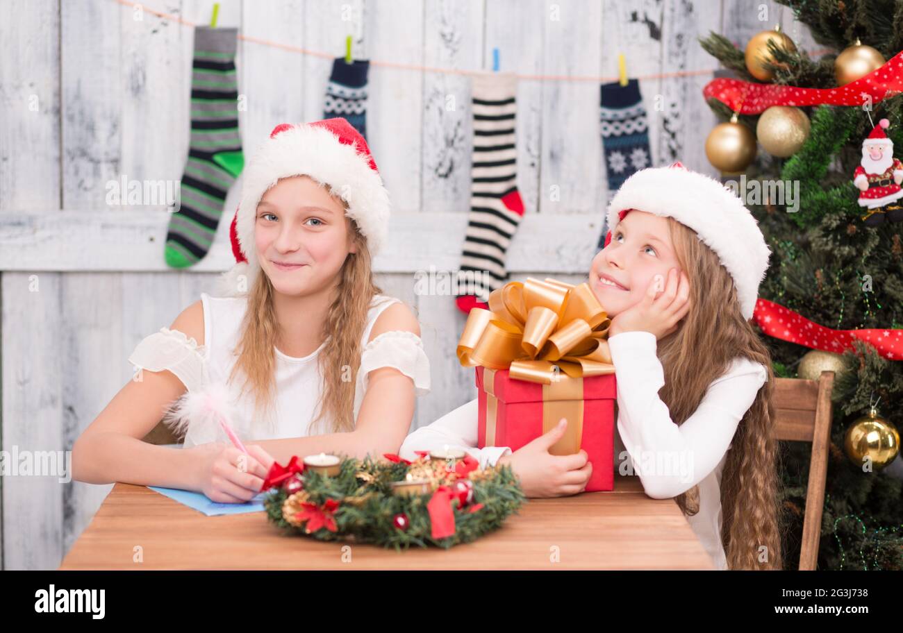 Glückliche Kinder, die sich auf Neujahr und Weihnachtsfeier vorbereiten Stockfoto