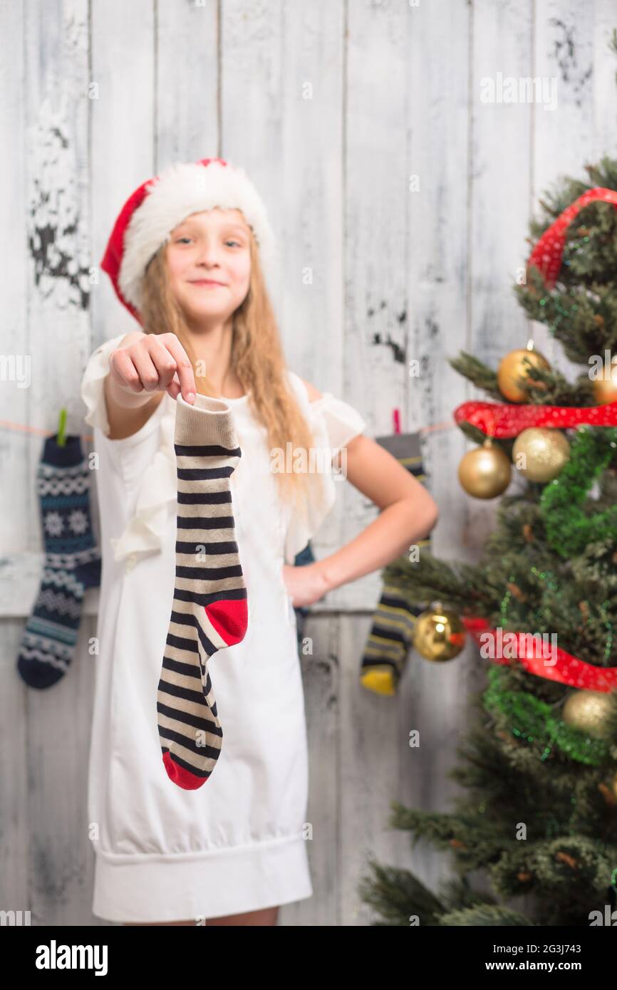 Teenager Mädchen zeigt Neujahr und Weihnachten Socken Stockfoto