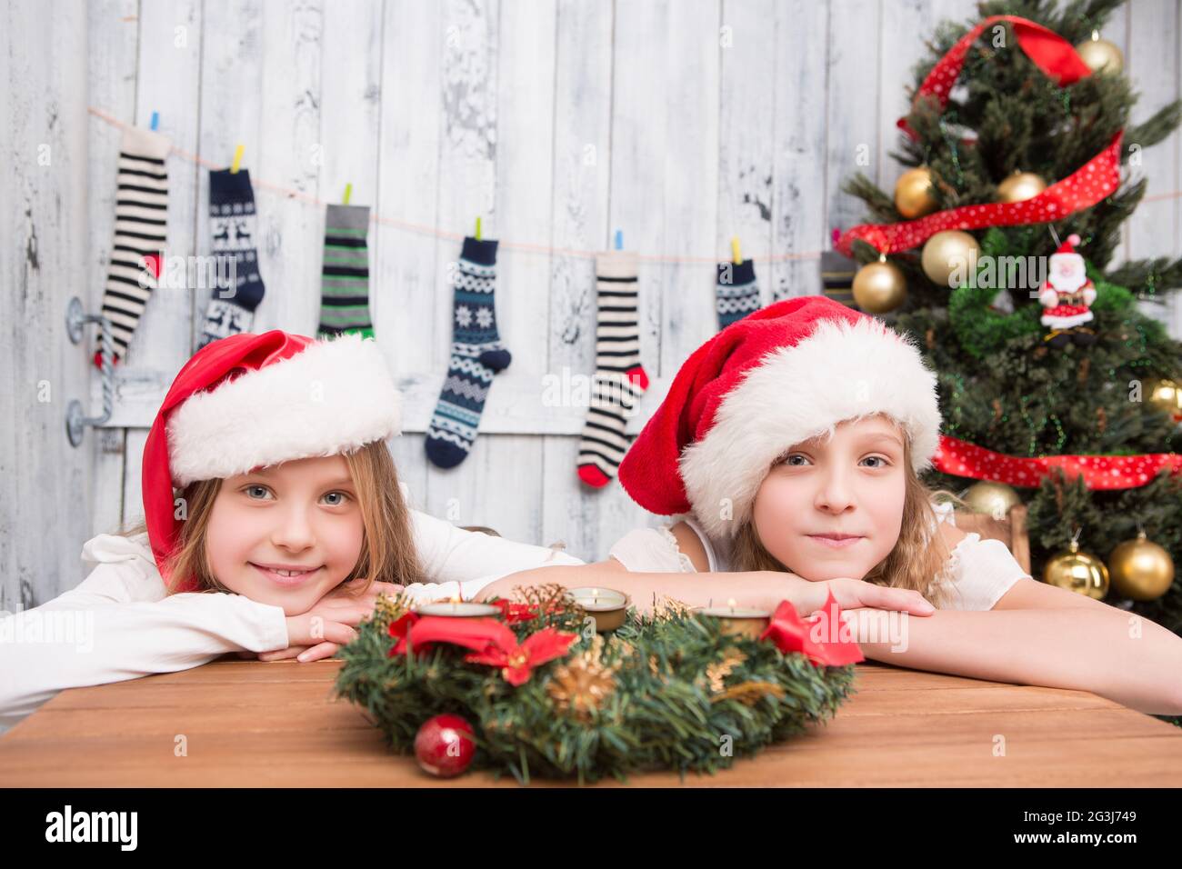 Glückliche Kinder warten auf Neujahr und Weihnachtsfeier Stockfoto