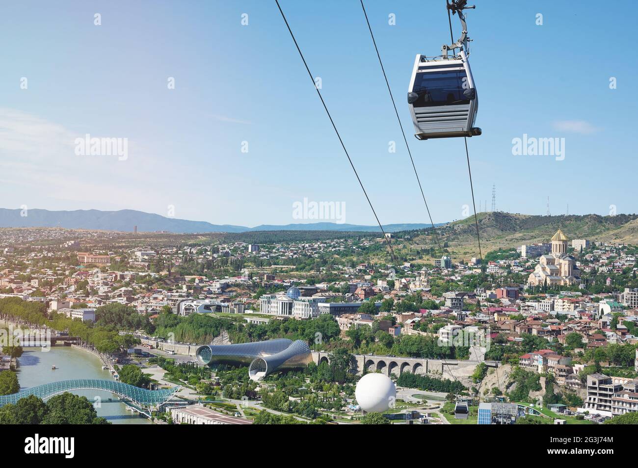 Sightseeing-Seilbahn fährt über Tiflis Stadt an hellen sonnigen Tag Stockfoto