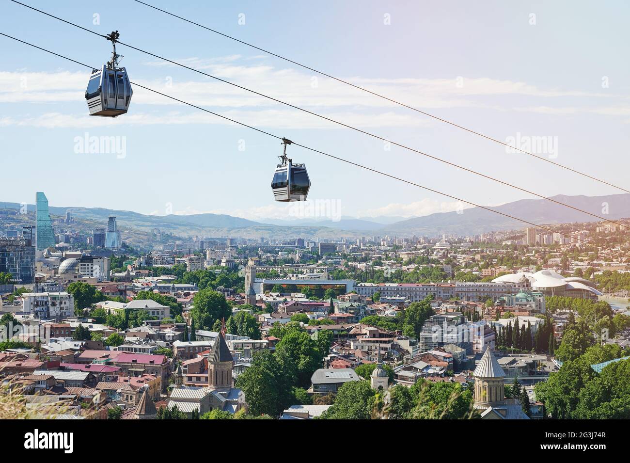 Sightseeing Reisethema in georgien Tiflis Stadt. Luftkabelstraße Stockfoto