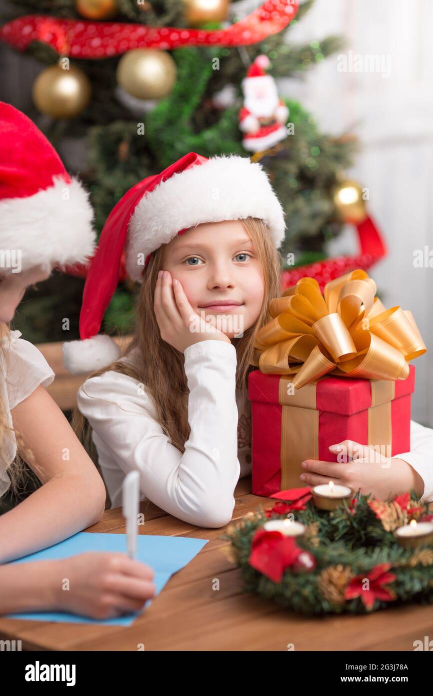 Glückliche Kinder, die sich auf Neujahr und Weihnachtsfeier vorbereiten Stockfoto