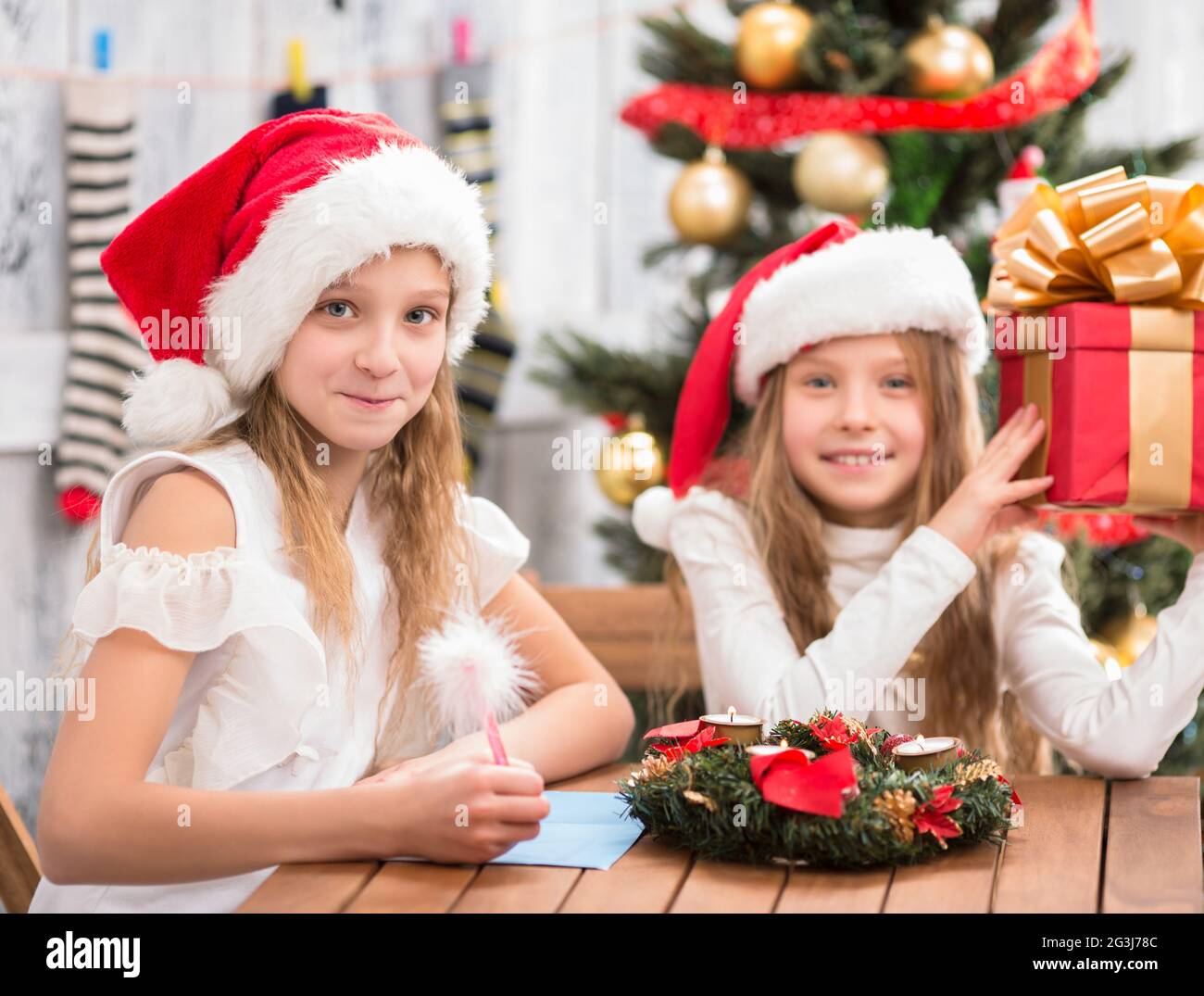 Glückliche Kinder, die sich auf Neujahr und Weihnachtsfeier vorbereiten Stockfoto
