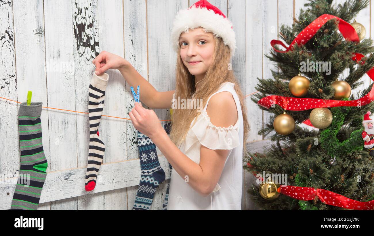 Teenager Mädchen in Neujahr und Weihnachten Socken suchen Stockfoto