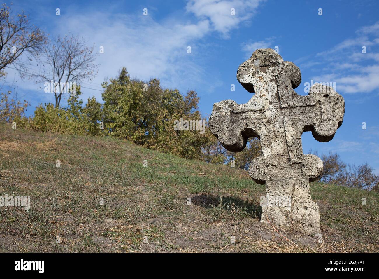 Alte orthodoxe Kreuz in der Nähe der Kathedrale der Verklärung des Erlösers Stockfoto