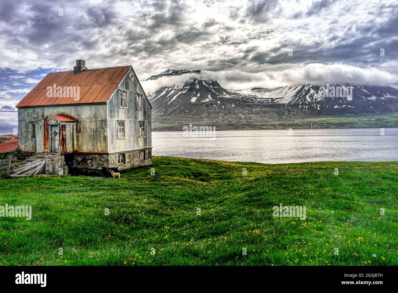 Ein altes Haus am Fjord von Seyðisfjörður Stockfoto
