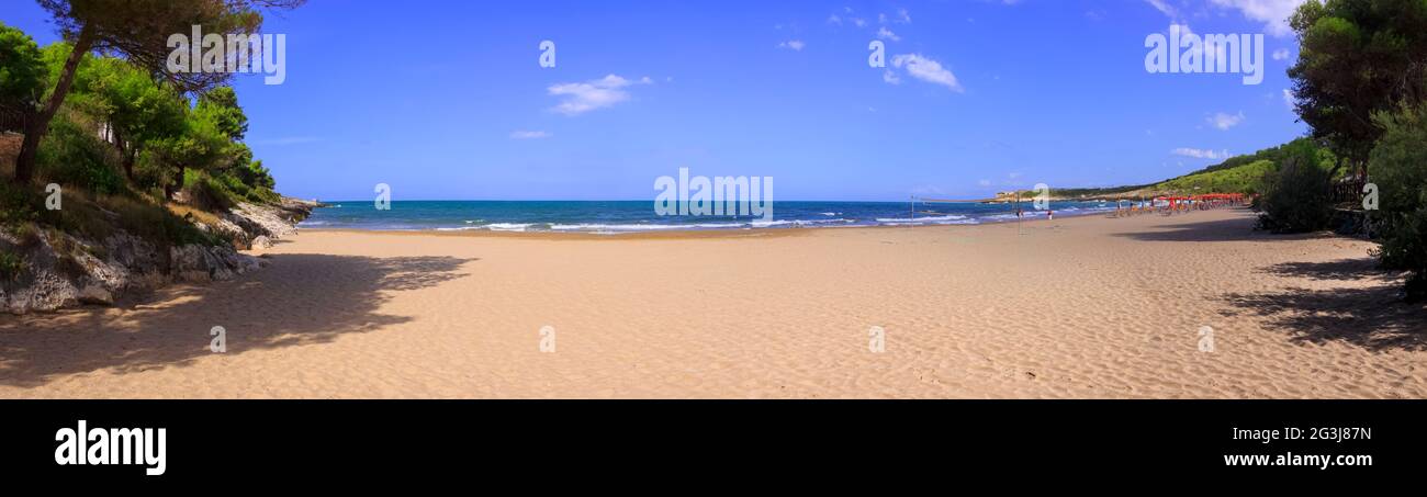 Die schönsten Strände von Apulien. Der Strand von Crovatico, der von den Dünen übersät ist, die zur Küste führen, ist von der mediterranen Macchia umgeben Stockfoto