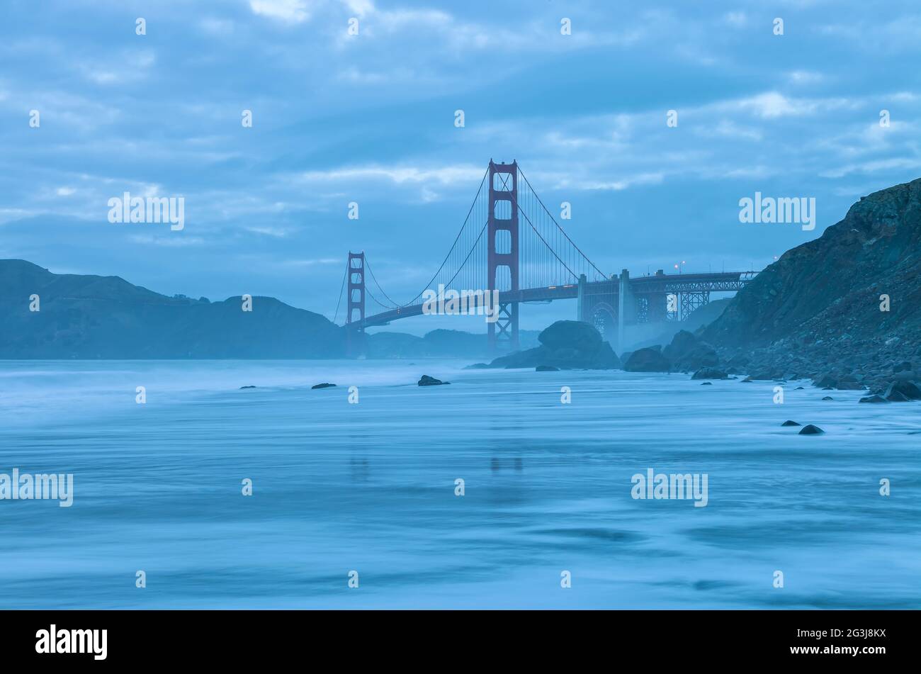 Blick auf die Golden Gate Bridge von Marshall Beach an einem bewölkten Abend, San Francisco, Kalifornien, USA Stockfoto