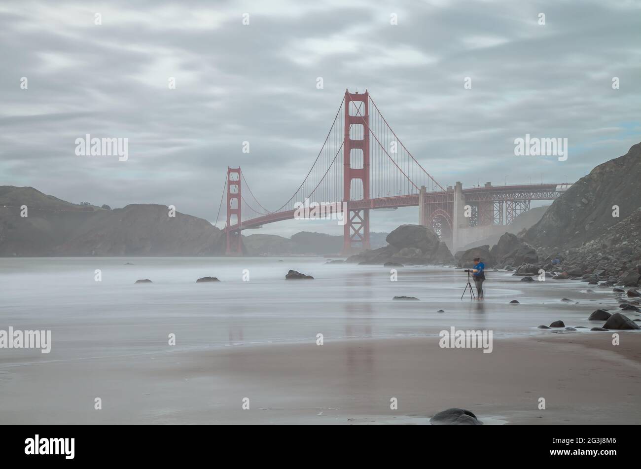 Blick auf die Golden Gate Bridge von Marshall Beach an einem bewölkten Abend, San Francisco, Kalifornien, USA Stockfoto