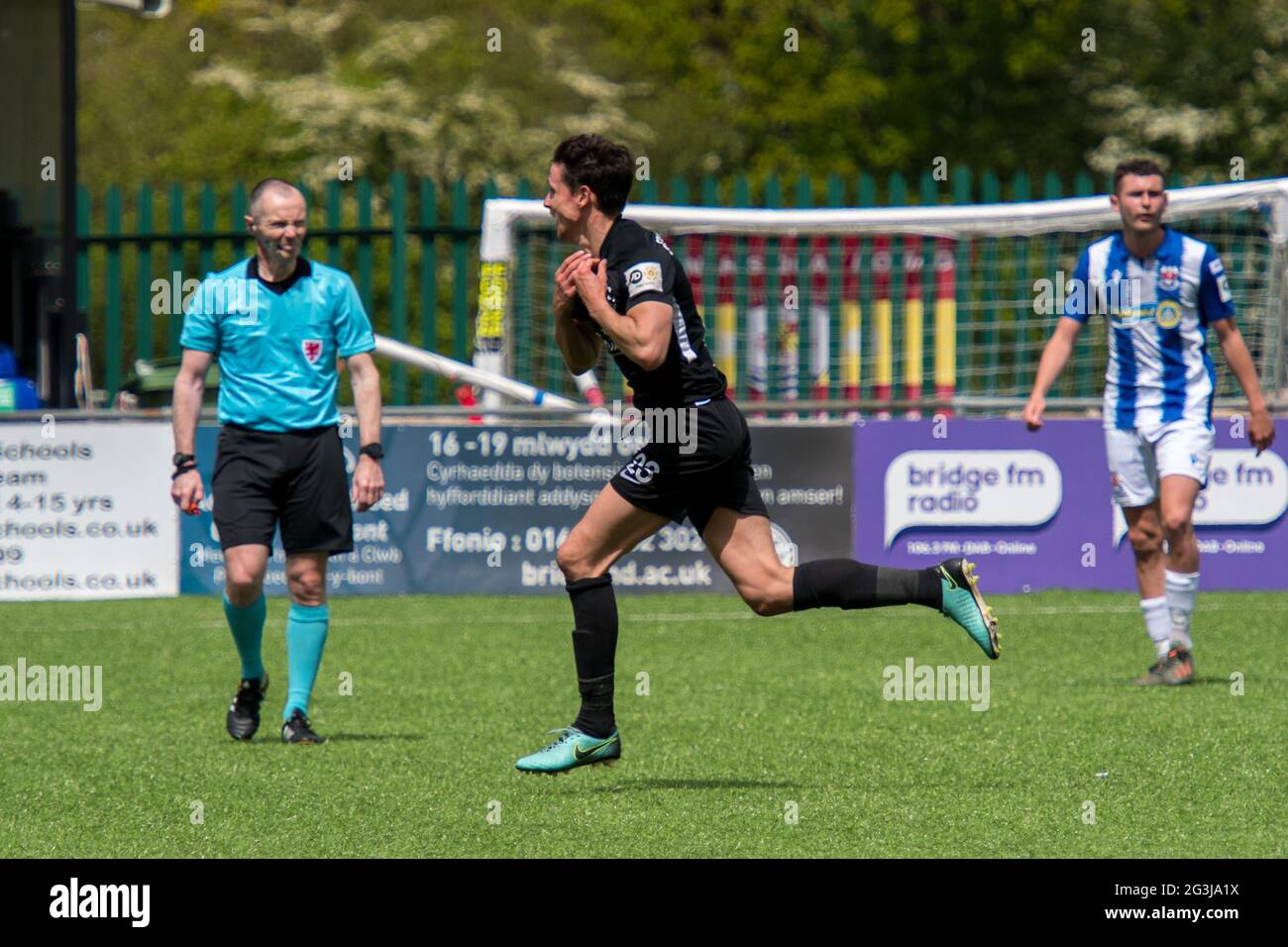 Bridgend, Wales 15. Mai 2021. JD Cymru Premier-Spiel zwischen Penybont und Connahs Quay Nomads, gespielt im SDM Glass Stadium. Stockfoto