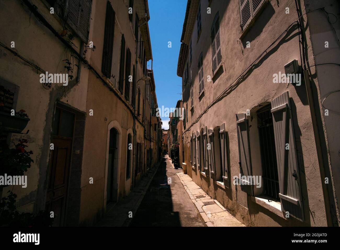 Blick auf die engen Gassen in La Ciotat, Südfrankreich Stockfoto