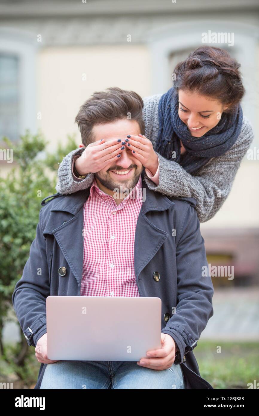 Frau schließt seinen Mann#39;s Augen Stockfoto