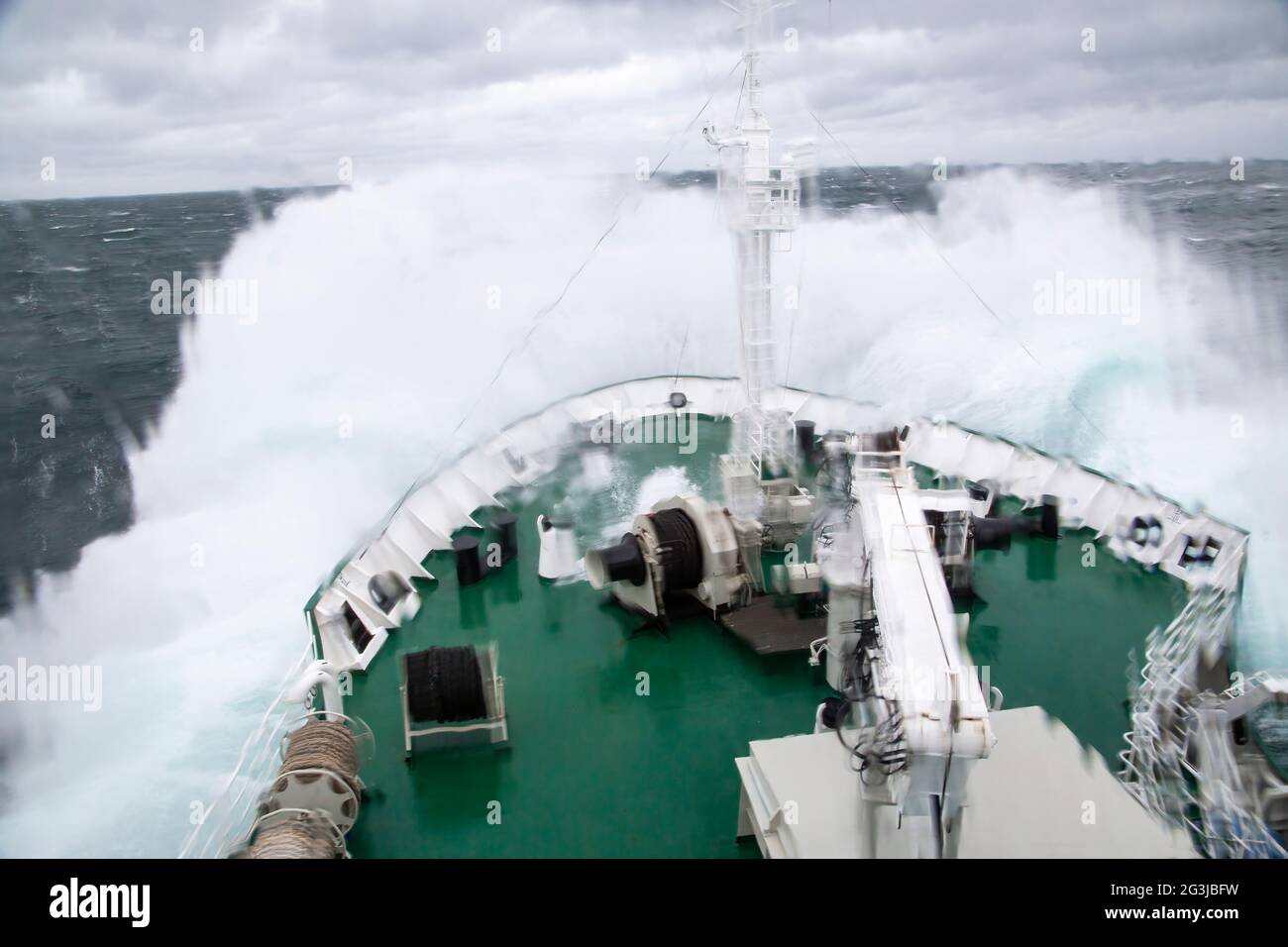 Mächtige Welle bricht über den Bug eines Schiffes in der Drake Passage im südlichen Ozean Stockfoto