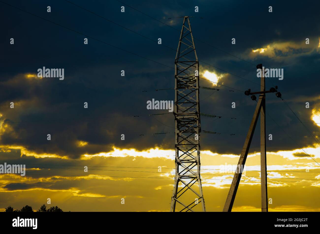 Hochspannungstürme mit Himmelshintergrund. Blau getönte Bilder. Stockfoto