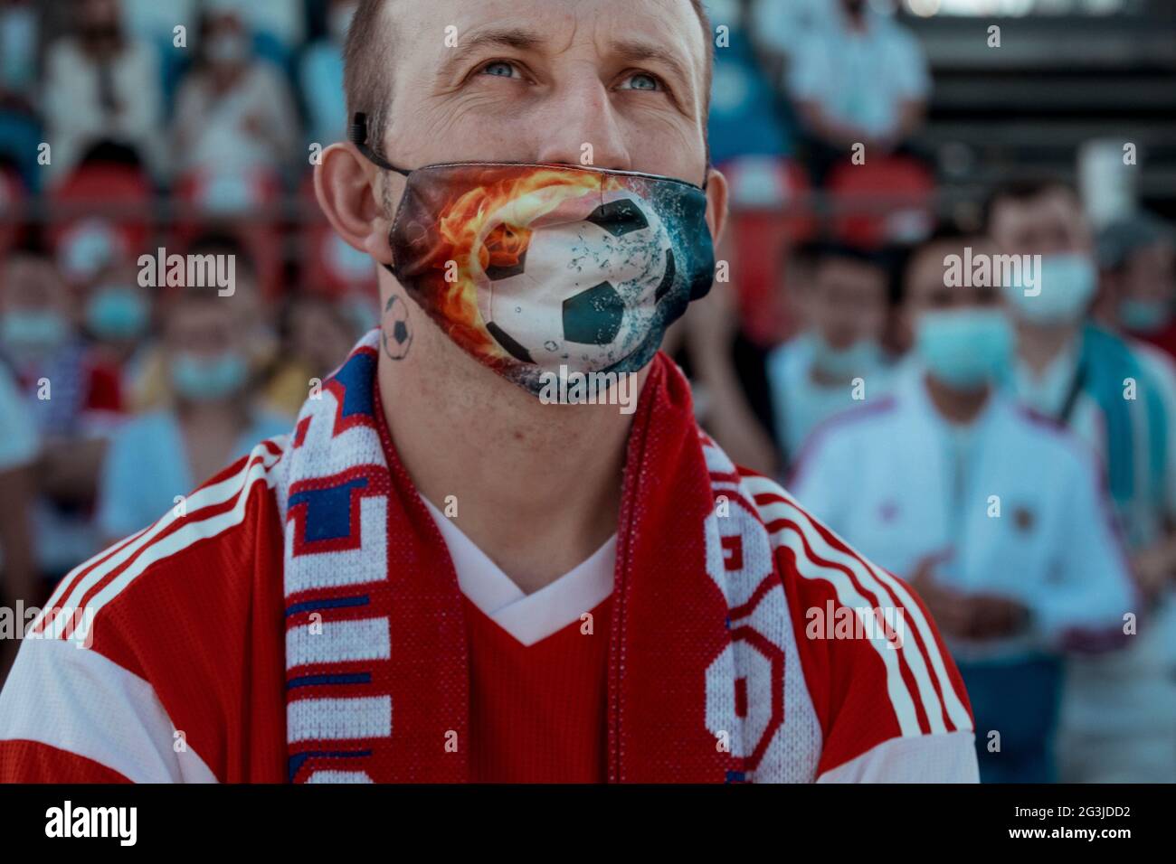 Moskau, Russland. 16. Juni 2021 EIN Fußballfan mit Gesichtsmaske besucht die Fanzone, in der das UEFA Euro 2020-Spiel der Gruppe B zwischen Finnland und Russland in der Nähe des Luschniki-Stadions in Moskau, Russland, übertragen wird Stockfoto