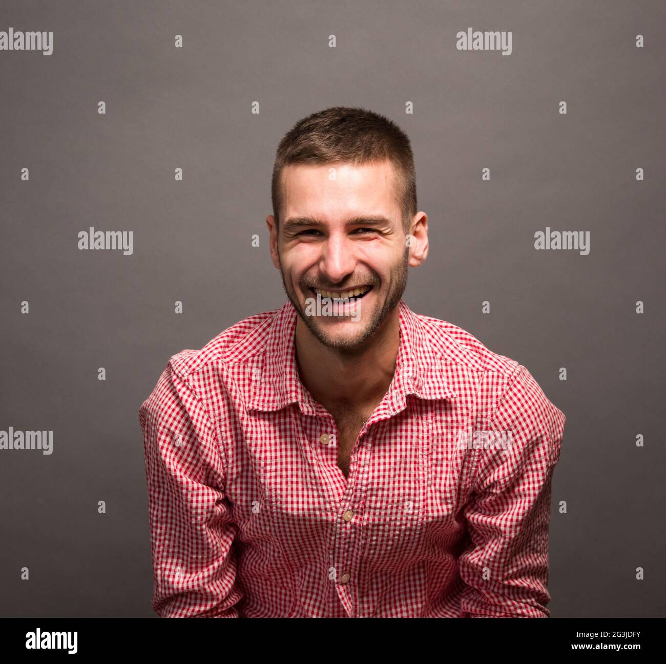 Lächelnder Modell Mann im studio Stockfoto