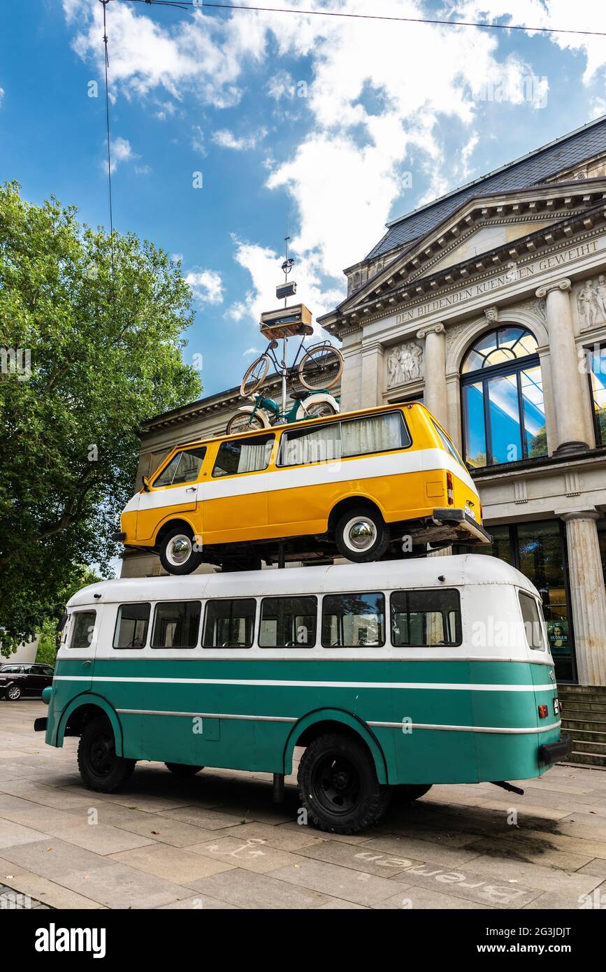 Bremen, Deutschland - 19. August 2019: Kunsthalle, Kunstmuseum mit einer coolen Fahrzeugrekreation der berühmten Bremer Tierstatue in Bremen, Deutschland Stockfoto