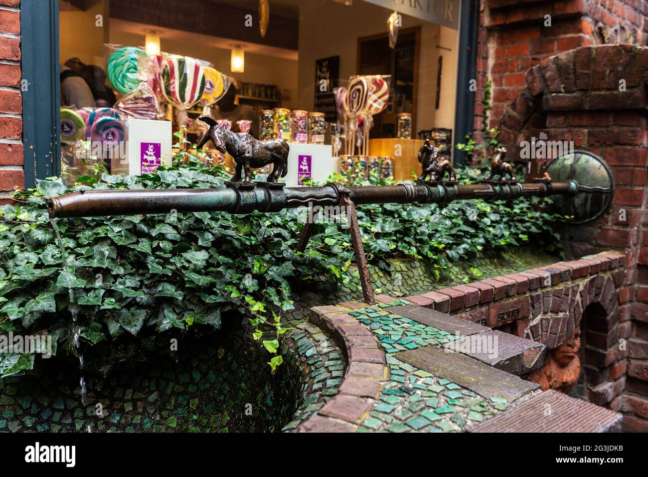 Bremen, Deutschland - 19. August 2019: Kleiner Brunnen in der Böttcherstraße, Bremen, Deutschland Stockfoto