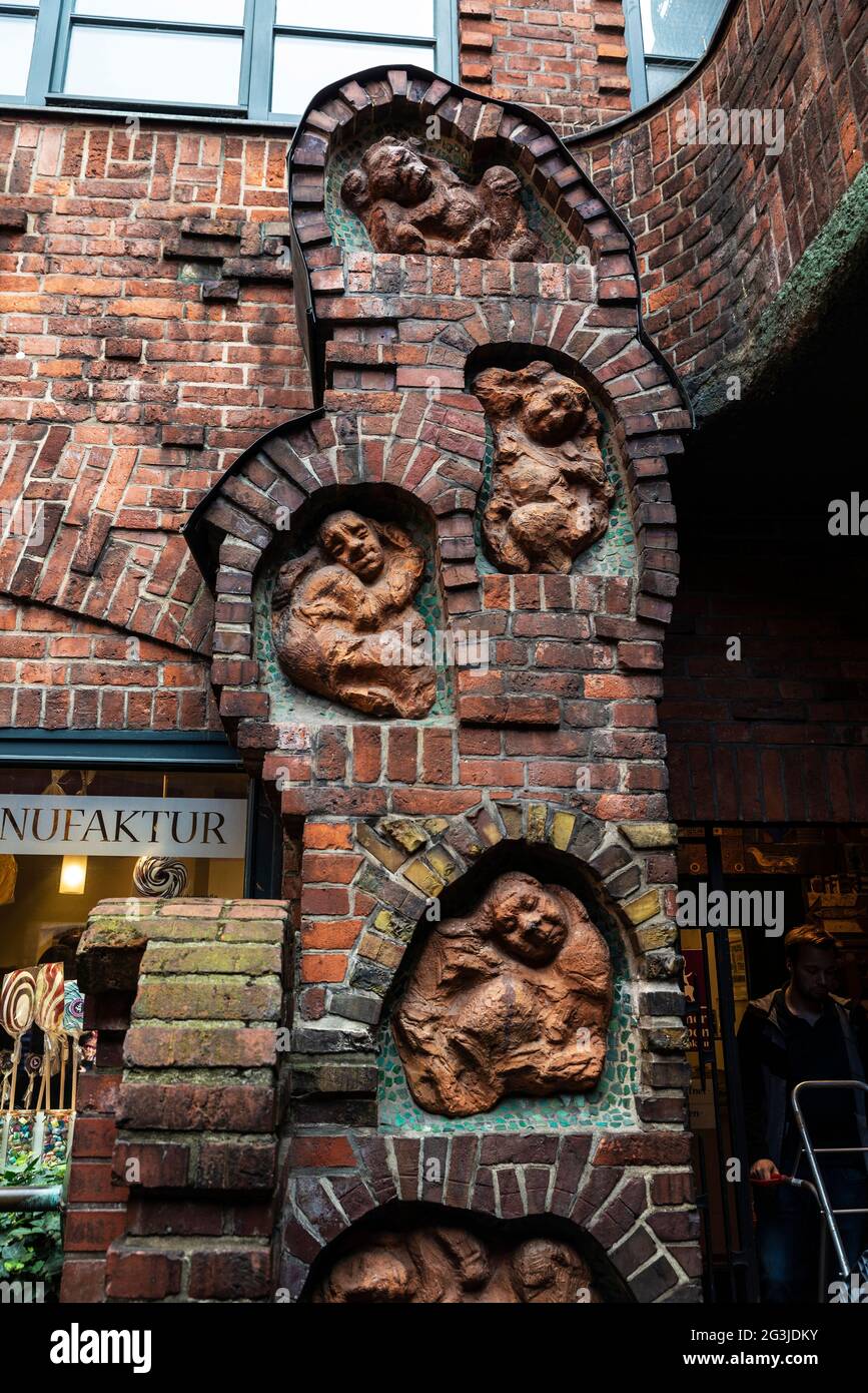 Bremen, Deutschland - 19. August 2019: Gravur eines alten Backsteinhauses in der Böttcherstraße, Bremen, Deutschland Stockfoto