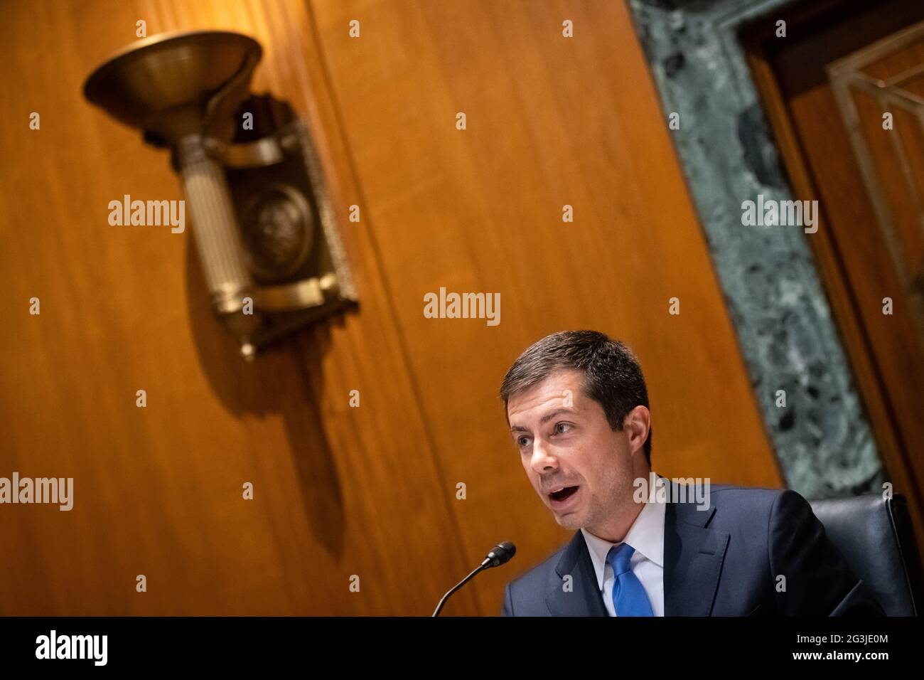 Washington, USA. Juni 2021. Verkehrsminister Pete Buttigieg bezeugt am Mittwoch, den 16. Juni, während einer Anhörung des Unterausschusses für Senatsermächtigungen im US-Kapitol in Washington, DC, 2021. Während Präsident Biden heute zum ersten Mal mit dem russischen Präsidenten Wladimir Putin zusammentrat, werden die Infrastrukturverhandlungen im Kapitol fortgesetzt, obwohl die Demokraten den Prozess der Aussöhnung des Haushalts vorantreiben, der nur 50 Stimmen erfordert. (Graeme Sloan/Sipa USA) Quelle: SIPA USA/Alamy Live News Stockfoto