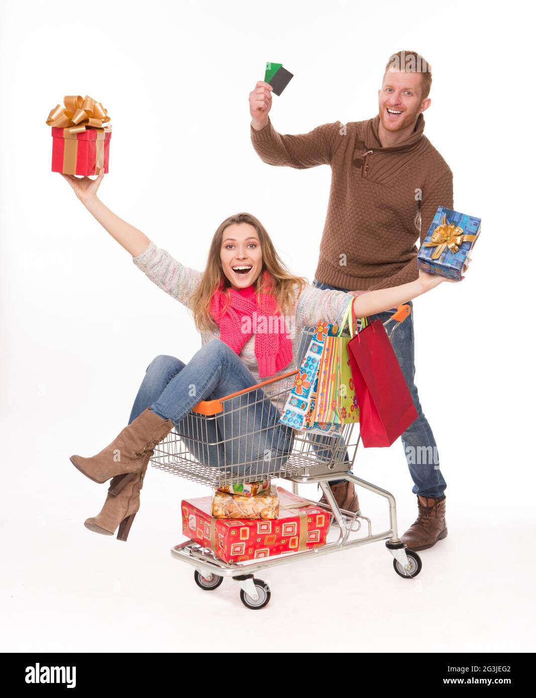 Brautpaar mit Warenkorb von Weihnachten präsentiert Stockfoto