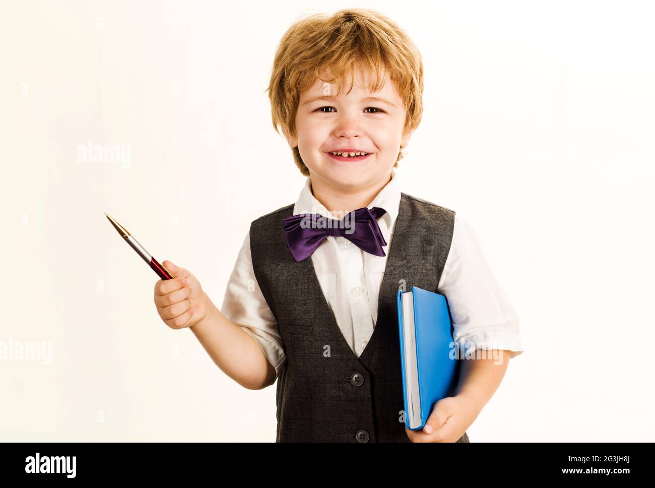 Schulzeit. Kleiner Junge mit Notizblock und Stift. Schuljunge. Bildung. Kind der Grundschule. Stockfoto