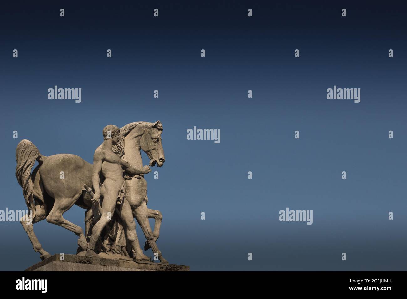 Le Guerrier Romain - Skulptur eines Mannes und Pferdes an der Pont d' Lena, Paris, Frankreich Stockfoto