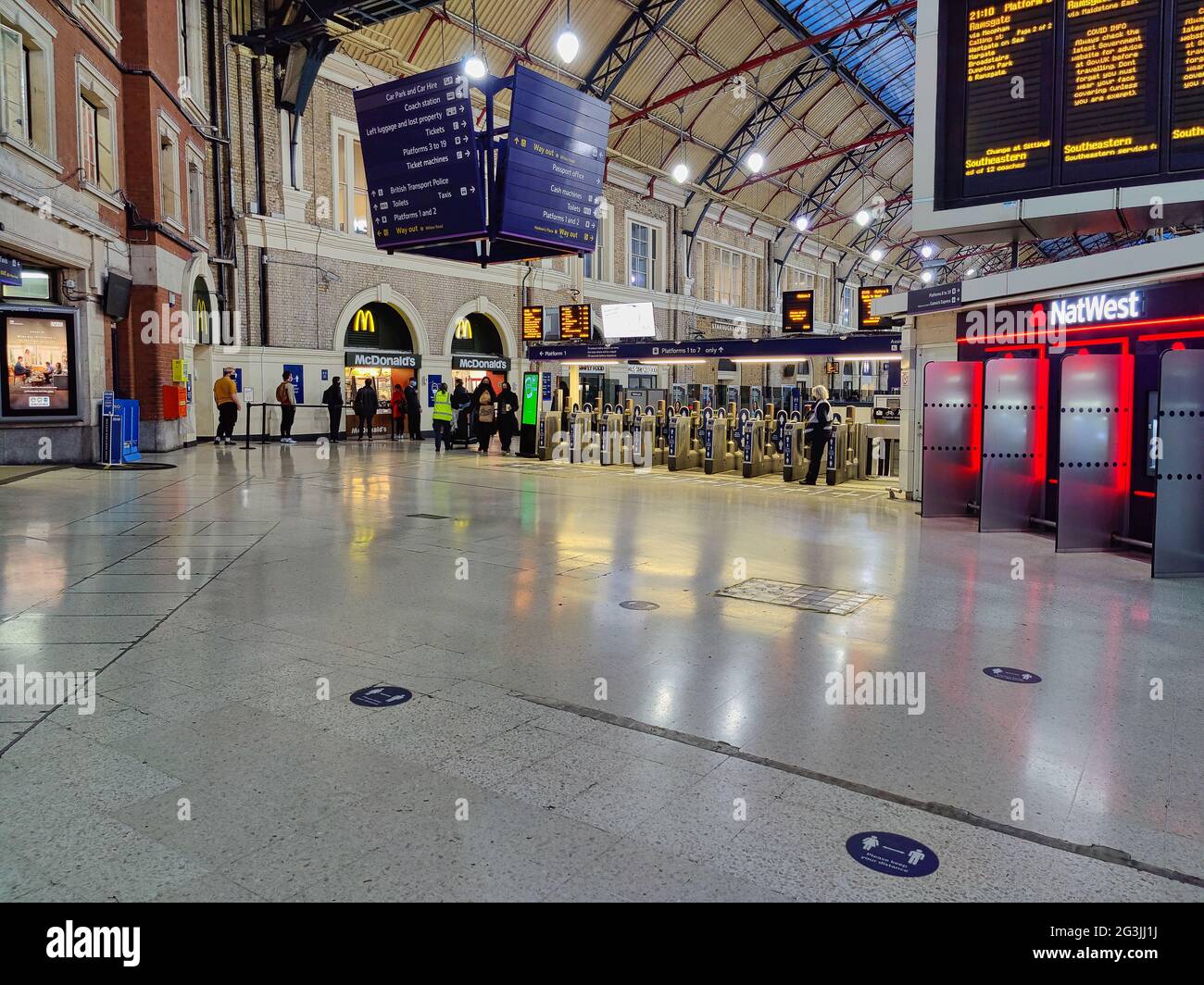 LONDON, VEREINIGTES KÖNIGREICH - 20. MAI 2021: Reihe von Ticketschranken am Bahnhof Victoria Stockfoto