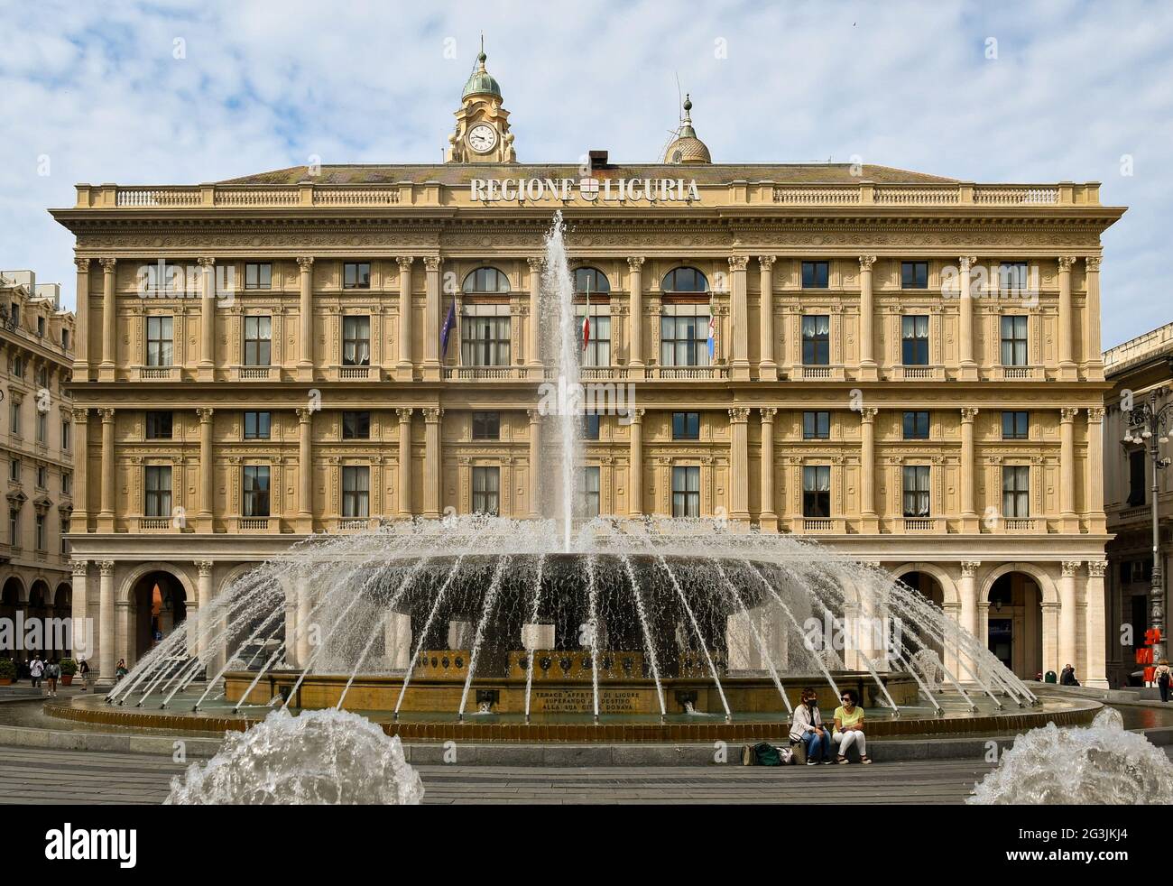 Blick auf die Piazza De Ferrari, den Hauptplatz von Genua, mit dem Brunnen und dem Palazzo della Regione Liguria im Hintergrund, Italien Stockfoto