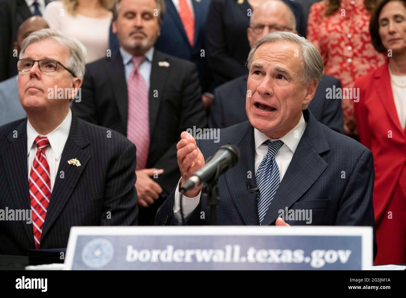 Austin, Texas, USA, Juni 16 2021: Politische Führer von Texas, einschließlich der Regierung. GREG ABBOTT (c) und LT. Gov. DAN PATRICK (l) kündigt eine Kampagne zum Bau einer südlichen Grenzmauer mit Mexiko an, die eine Kombination aus staatlichen und privat gespendeten Geldern verwendet. Abbott zeigte sich frustriert darüber, dass Präsident Biden den den Mauerbau gestoppt hat, der zu explodierenden Migrationszahlen an der Grenze geführt hat. Kredit: Bob Daemmrich/Alamy Live Nachrichten Stockfoto