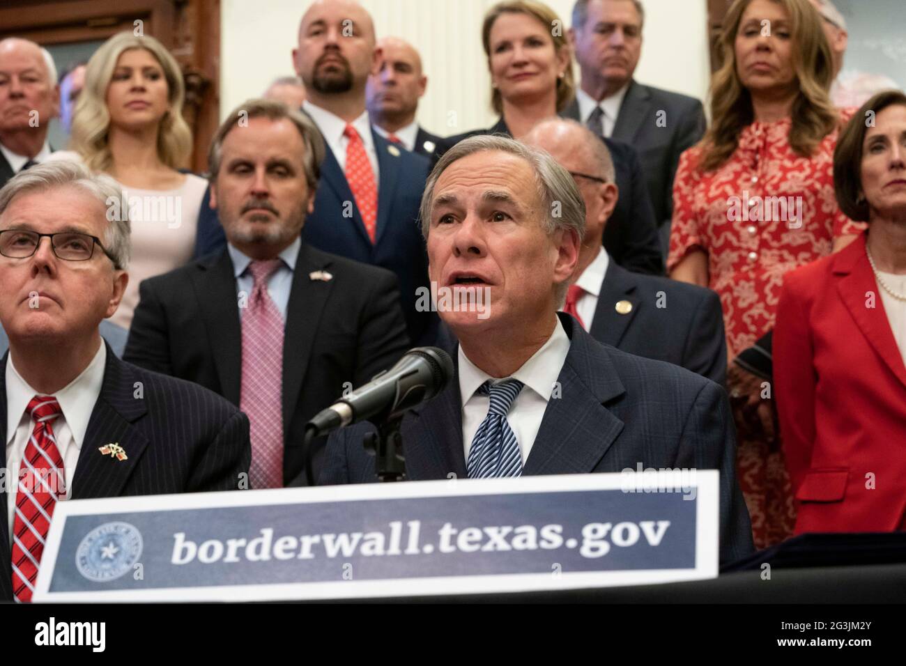 Austin, Texas, USA, Juni 16 2021: Politische Führer von Texas, einschließlich der Regierung. GREG ABBOTT (c) und LT. Gov. DAN PATRICK (l) kündigt eine Kampagne zum Bau einer südlichen Grenzmauer mit Mexiko an, die eine Kombination aus staatlichen und privat gespendeten Geldern verwendet. Abbott zeigte sich frustriert darüber, dass Präsident Biden den den Mauerbau gestoppt hat, der zu explodierenden Migrationszahlen an der Grenze geführt hat. Kredit: Bob Daemmrich/Alamy Live Nachrichten Stockfoto