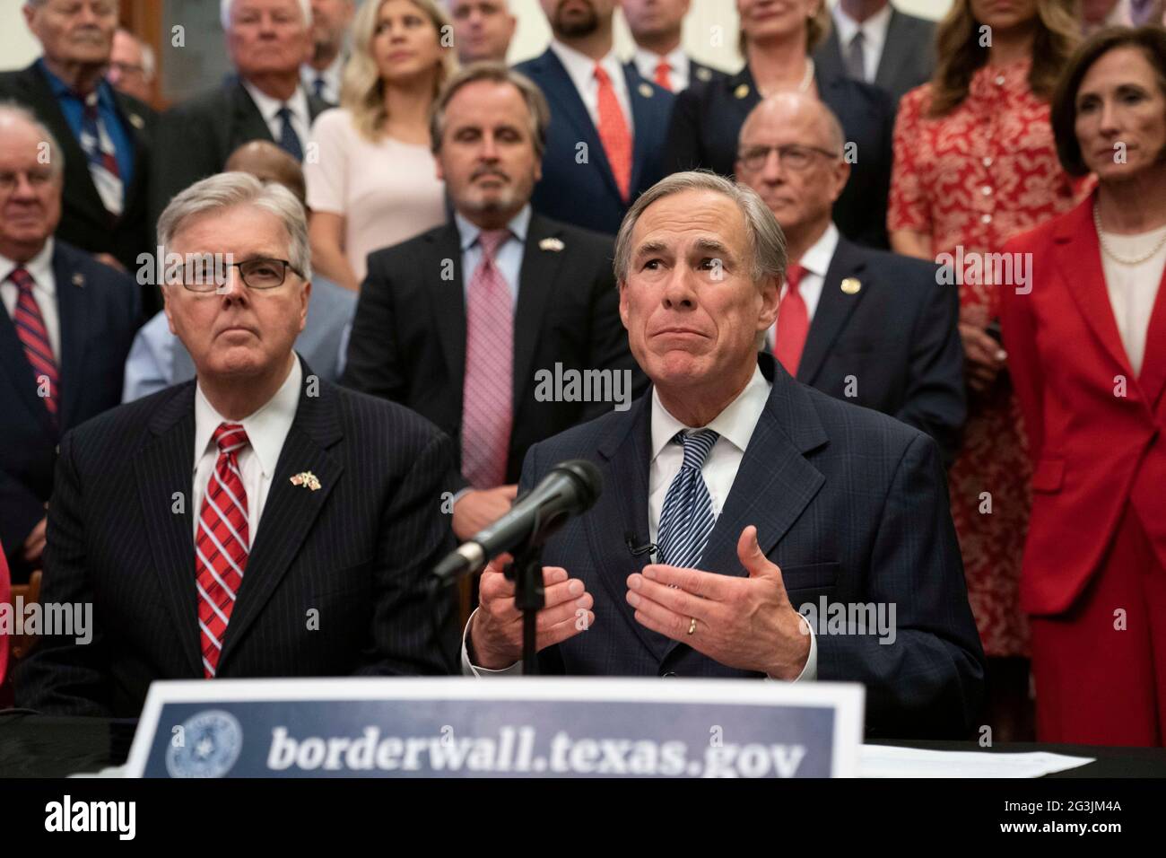 Austin, Texas, USA, Juni 16 2021: Politische Führer von Texas, einschließlich der Regierung. GREG ABBOTT (c) und LT. Gov. DAN PATRICK (l) kündigt eine Kampagne zum Bau einer südlichen Grenzmauer mit Mexiko an, die eine Kombination aus staatlichen und privat gespendeten Geldern verwendet. Abbott zeigte sich frustriert darüber, dass Präsident Biden den den Mauerbau gestoppt hat, der zu explodierenden Migrationszahlen an der Grenze geführt hat. Kredit: Bob Daemmrich/Alamy Live Nachrichten Stockfoto