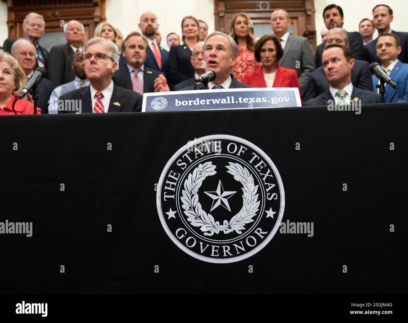 Austin, Texas, USA, Juni 16 2021: Politische Führer von Texas, einschließlich der Regierung. GREG ABBOTT (c) und LT. Gov. DAN PATRICK (l) kündigt eine Kampagne zum Bau einer südlichen Grenzmauer mit Mexiko an, die eine Kombination aus staatlichen und privat gespendeten Geldern verwendet. Abbott zeigte sich frustriert darüber, dass Präsident Biden den den Mauerbau gestoppt hat, der zu explodierenden Migrationszahlen an der Grenze geführt hat. Kredit: Bob Daemmrich/Alamy Live Nachrichten Stockfoto