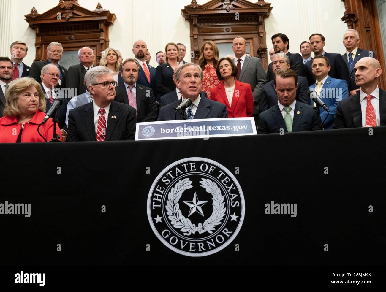 Austin, Texas, USA, Juni 16 2021: Politische Führer von Texas, einschließlich der Regierung. GREG ABBOTT (c) und LT. Gov. DAN PATRICK (l) kündigt eine Kampagne zum Bau einer südlichen Grenzmauer mit Mexiko an, die eine Kombination aus staatlichen und privat gespendeten Geldern verwendet. Abbott zeigte sich frustriert darüber, dass Präsident Biden den den Mauerbau gestoppt hat, der zu explodierenden Migrationszahlen an der Grenze geführt hat. Kredit: Bob Daemmrich/Alamy Live Nachrichten Stockfoto