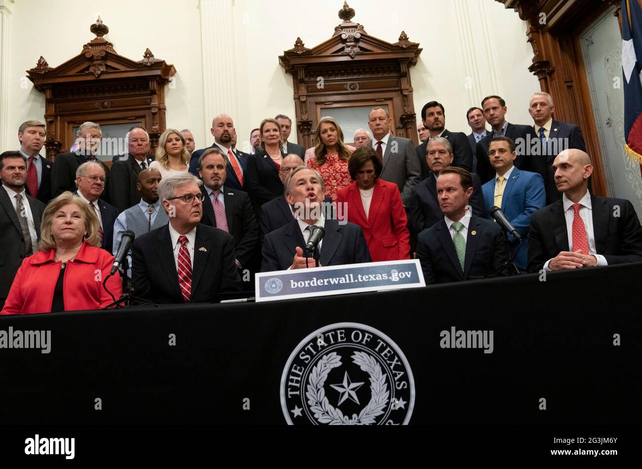 Austin, Texas, USA, Juni 16 2021: Politische Führer von Texas, einschließlich der Regierung. GREG ABBOTT (c) und LT. Gov. DAN PATRICK (l) kündigt eine Kampagne zum Bau einer südlichen Grenzmauer mit Mexiko an, die eine Kombination aus staatlichen und privat gespendeten Geldern verwendet. Abbott zeigte sich frustriert darüber, dass Präsident Biden den den Mauerbau gestoppt hat, der zu explodierenden Migrationszahlen an der Grenze geführt hat. Kredit: Bob Daemmrich/Alamy Live Nachrichten Stockfoto