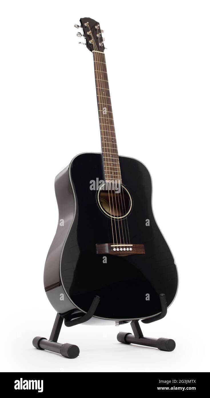 Schwarze Akustikgitarre auf Ständer, isoliert Stockfoto