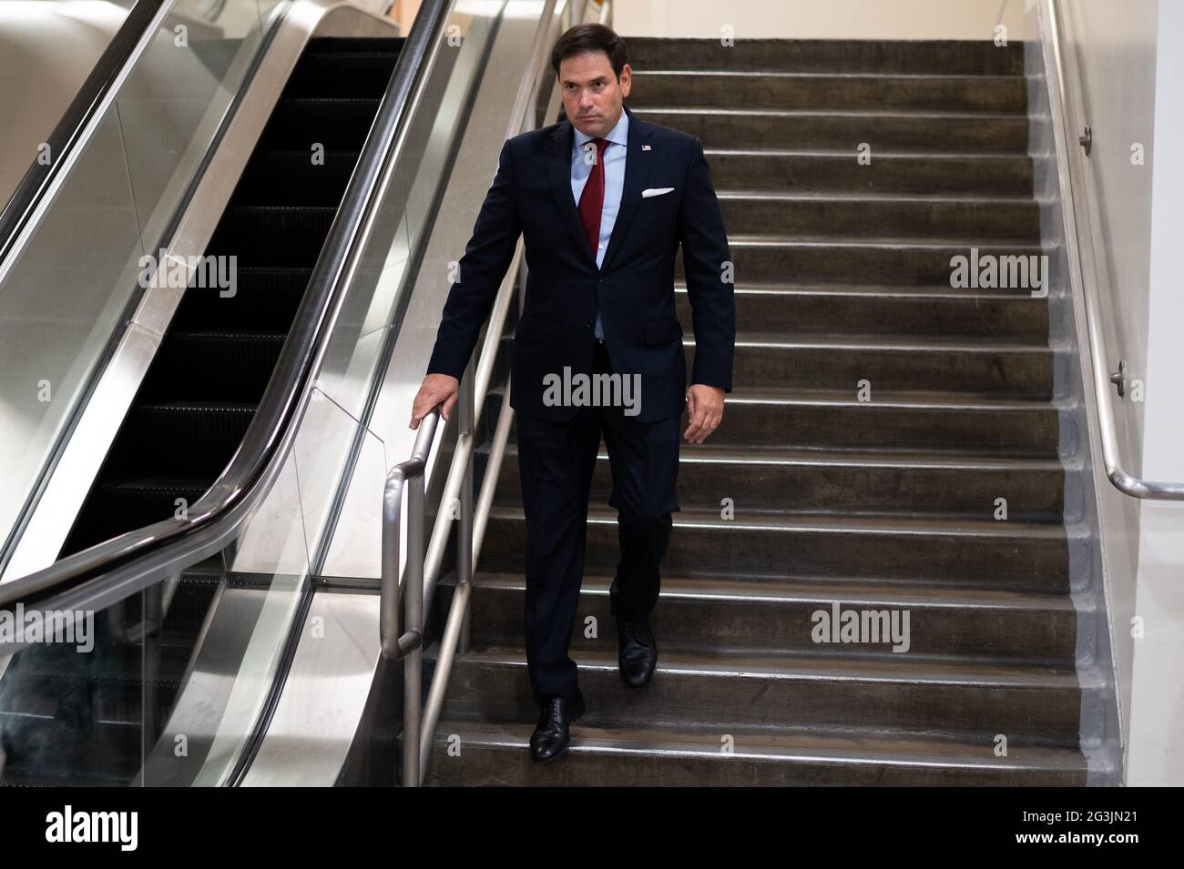 Washington, USA. Juni 2021. Senator Marco Rubio (R-FL) geht am Mittwoch, den 16. Juni, in der Senate Subway im US-Kapitol in Washington, DC, die Treppe hinunter. 2021. Während Präsident Biden heute zum ersten Mal mit dem russischen Präsidenten Wladimir Putin zusammentrat, werden die Infrastrukturverhandlungen im Kapitol fortgesetzt, obwohl die Demokraten den Prozess der Aussöhnung des Haushalts vorantreiben, der nur 50 Stimmen erfordert. (Graeme Sloan/Sipa USA) Quelle: SIPA USA/Alamy Live News Stockfoto