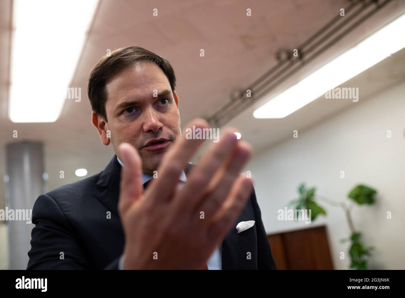 Washington, USA. Juni 2021. Senator Marco Rubio (R-FL) spricht am Mittwoch, den 16. Juni, in der Senate Subway im US-Kapitol in Washington, DC, mit den Medien. 2021. Während Präsident Biden heute zum ersten Mal mit dem russischen Präsidenten Wladimir Putin zusammentrat, werden die Infrastrukturverhandlungen im Kapitol fortgesetzt, obwohl die Demokraten den Prozess der Aussöhnung des Haushalts vorantreiben, der nur 50 Stimmen erfordert. (Graeme Sloan/Sipa USA) Quelle: SIPA USA/Alamy Live News Stockfoto