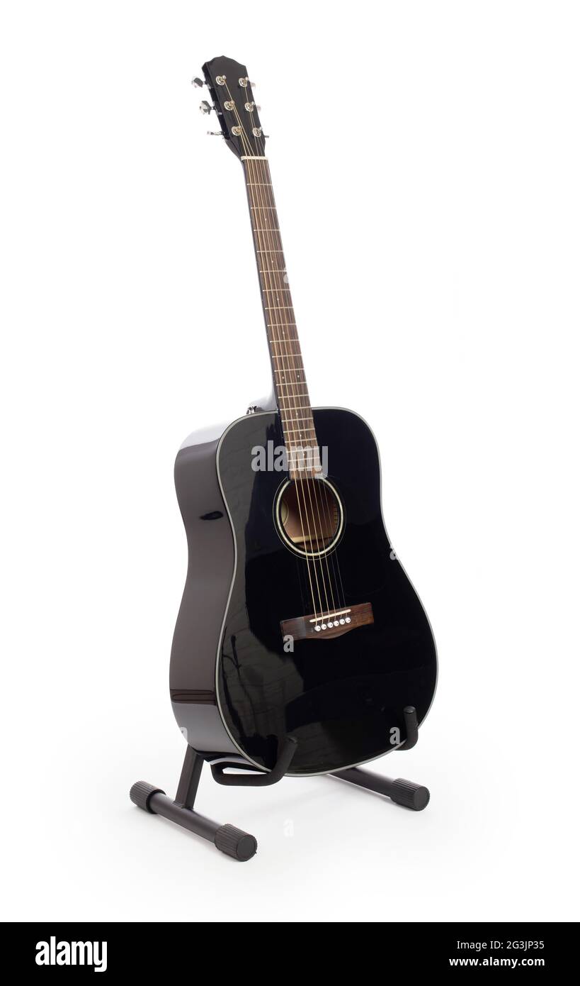 Schwarze Akustikgitarre auf Ständer, isoliert Stockfoto