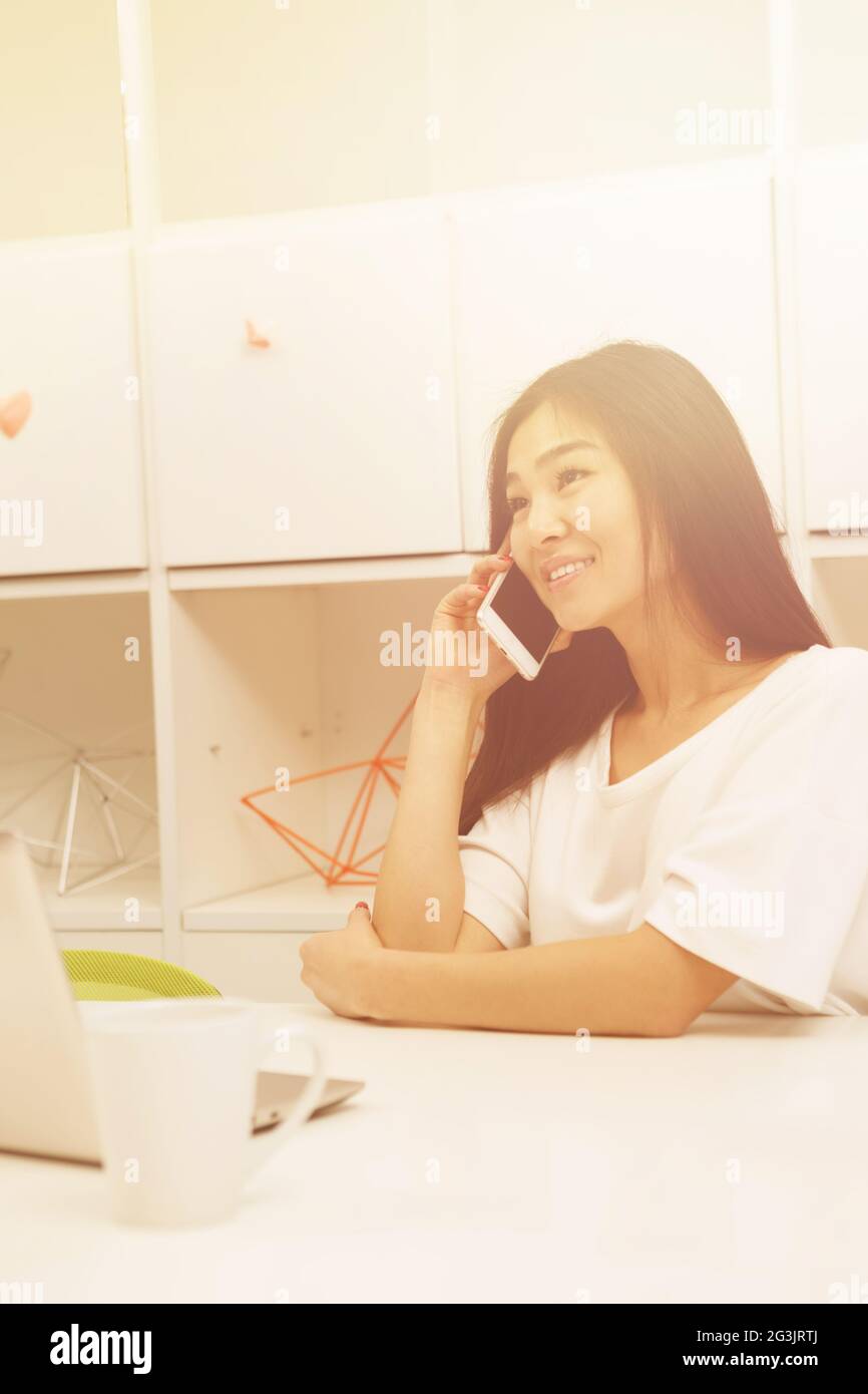 Asiatische Studentin Kommunikation Stockfoto