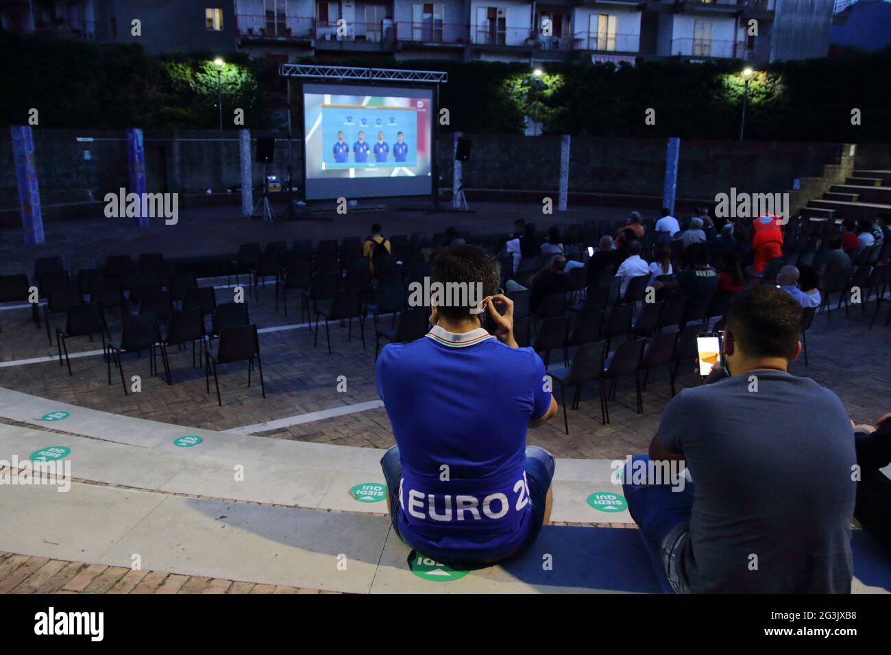 Baronissi, Italien. Juni 2021. Innerhalb der Municipal Arena, die Pino Daniele gewidmet ist, hat die Stadtverwaltung einen Maxi-Bildschirm eingerichtet, damit Fans der Stadt an den Fußballspielen Italiens bei der European 2020 teilnehmen können. Fußballspiel Italien gegen schweiz 3 - 0 . Öffentlicher Hilfsdienst des Katastrophenschutzverbandes „Il Punto“ aus Baronissi. (Foto: Pasquale Senatore/Pacific Press) Quelle: Pacific Press Media Production Corp./Alamy Live News Stockfoto