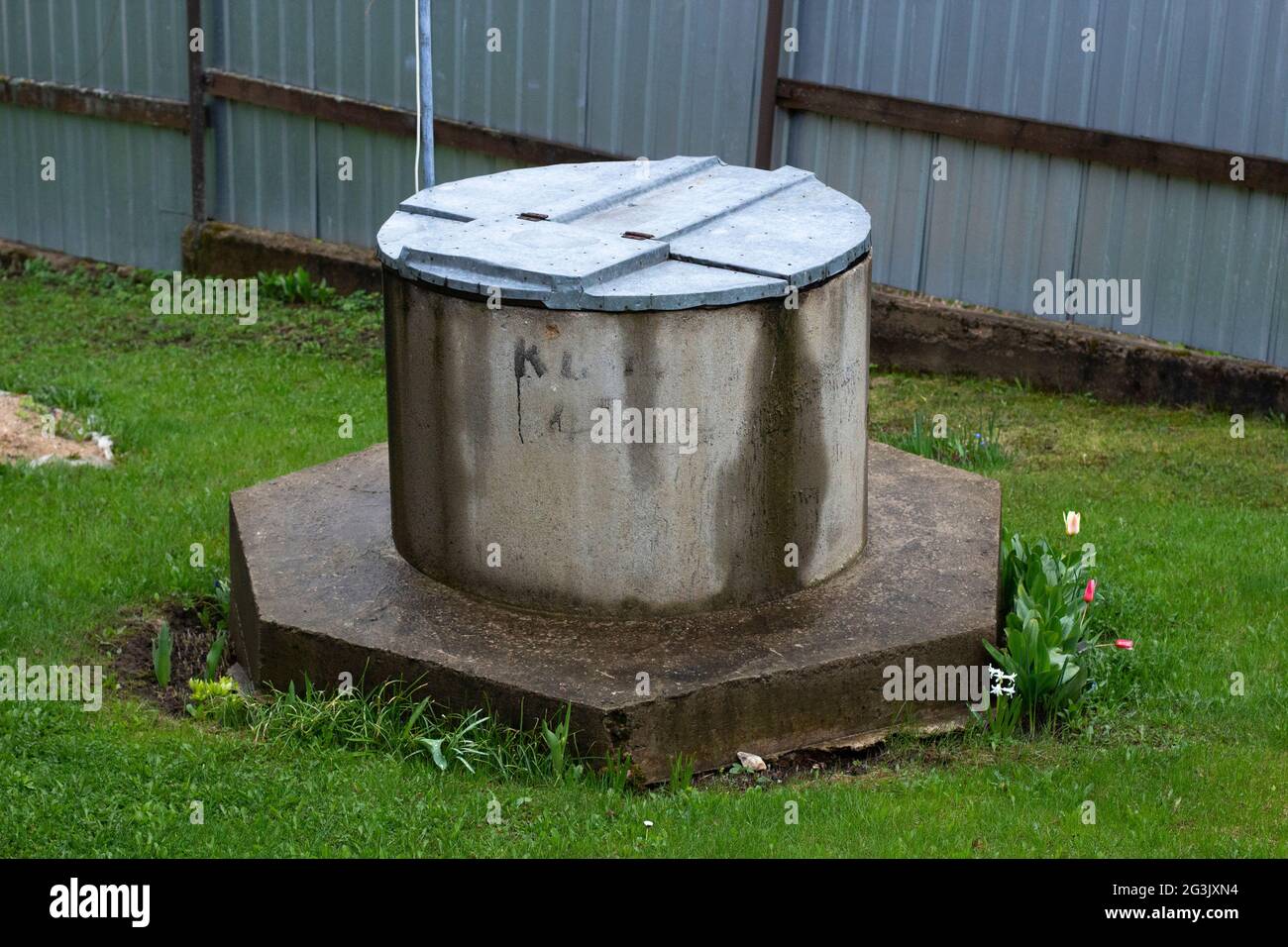 Gut für Wasser. Wasseraufnahme am Standort. Kanalmine. Betonbrunnen. Trinkwasser. Standort der Grundwassergewinnung durch Bohrungen. Stockfoto