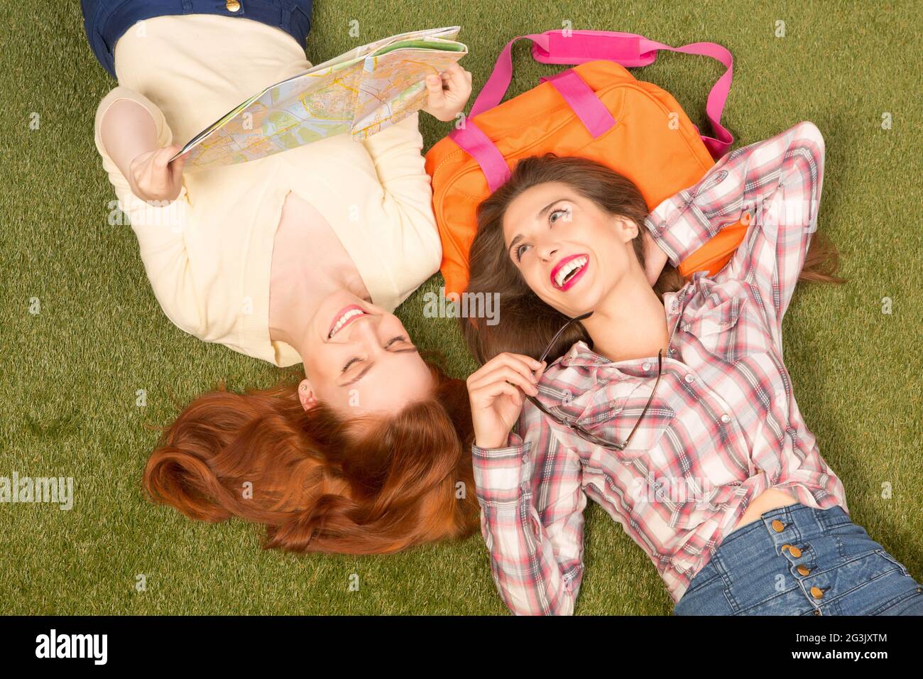 Schönen touristischen Damen liegen auf dem grünen Rasen Stockfoto