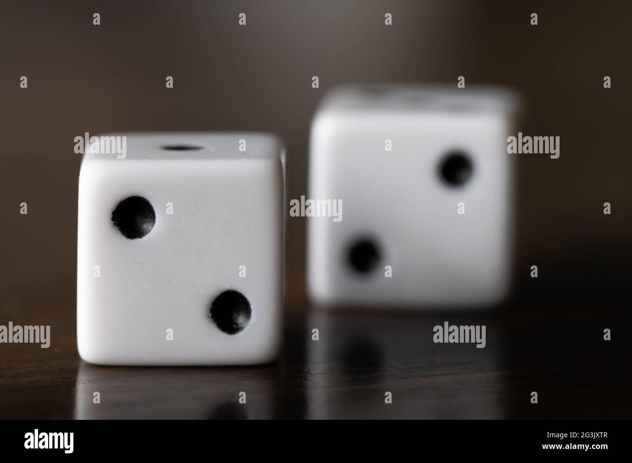 Zwei Würfel auf einem Holztisch mit zwei Showing Stockfoto