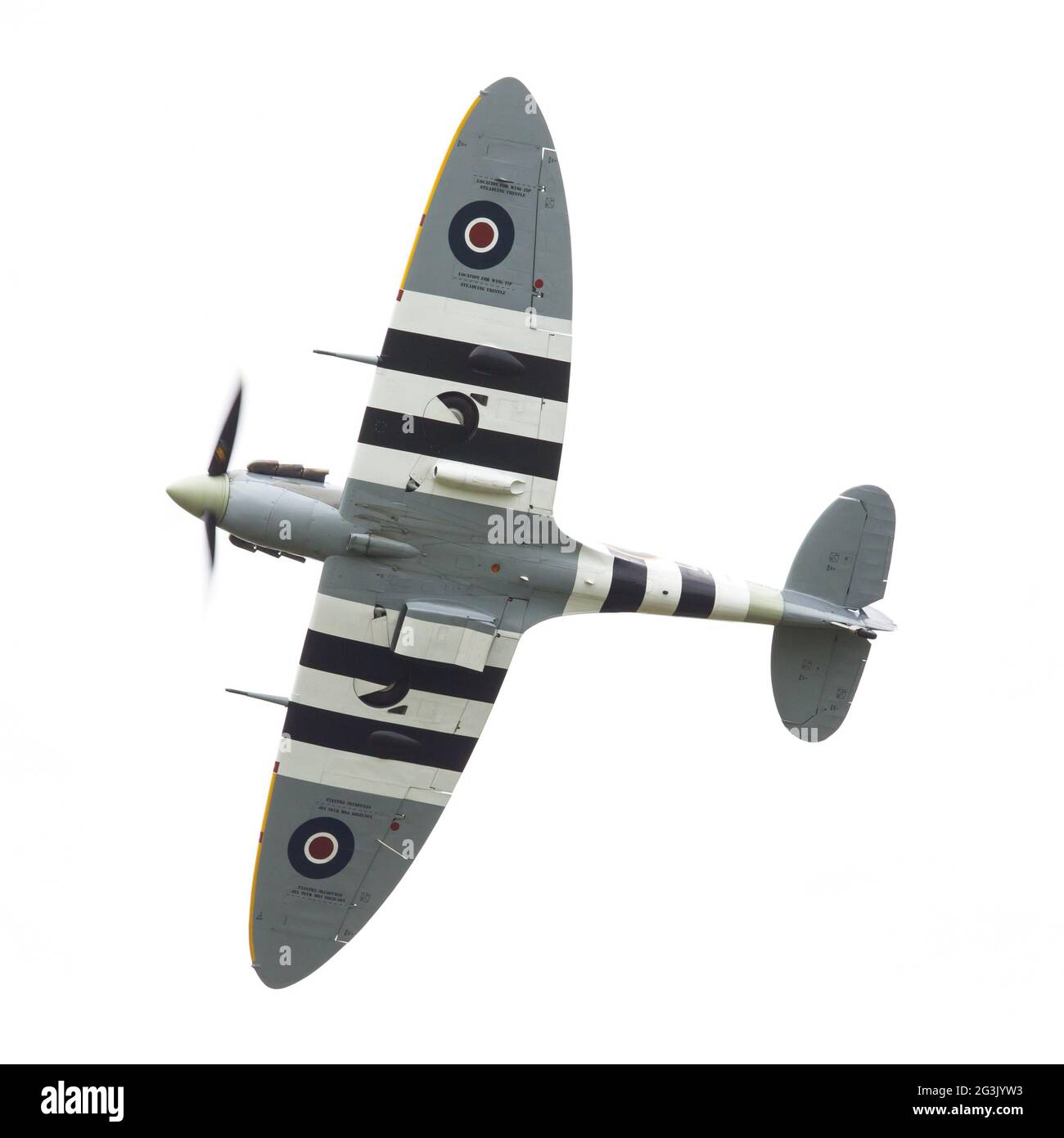 LEEUWARDEN, Niederlande - 10. Juni 2016: Ein Vintage Spitfire Jagdflugzeug macht einen niedrigen Überflug für die Öffentlichkeit in den königlichen Ne Stockfoto