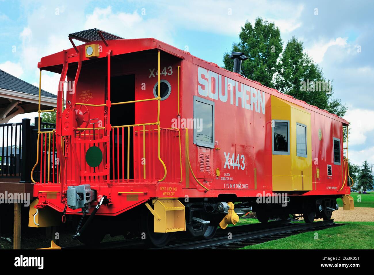Eine restaurierte Southern Railway Caboose, die auf einem kleinen Streckenabschnitt in einem Eisenbahndepot-Museum in Erlanger, Kentucky, aufbewahrt wurde. Stockfoto Eine restaurierte Southern Railway Caboose, die auf einem kleinen Streckenabschnitt in einem Eisenbahndepot-Museum in Erlanger, Kentucky, aufbewahrt wurde. Stockfoto
