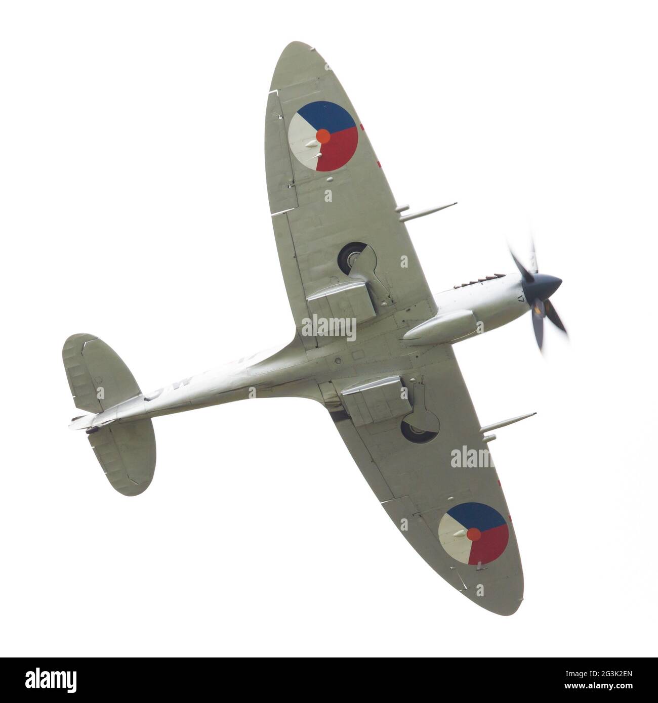 LEEUWARDEN, Niederlande - 10. Juni 2016: Ein Vintage Spitfire Jagdflugzeug macht einen niedrigen Überflug für die Öffentlichkeit in den königlichen Ne Stockfoto